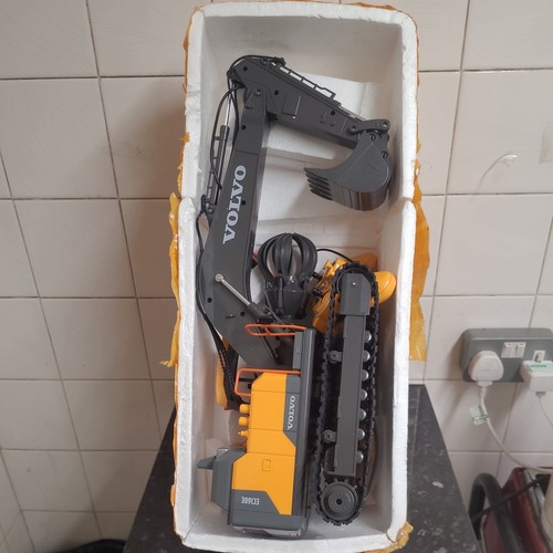 Large volvo remote - 1:16,